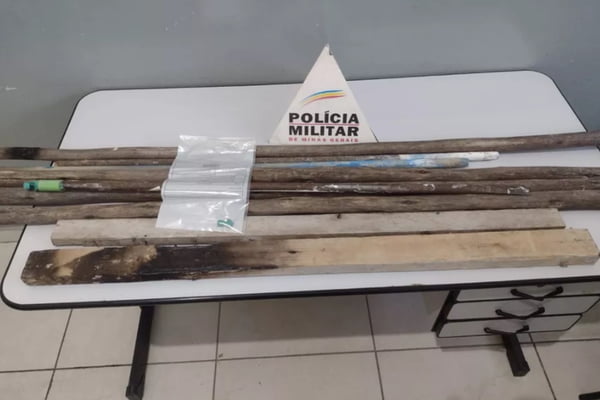 Polícia Militar apreende bastões de madeira em sede de torcida organizada em Minas Gerais