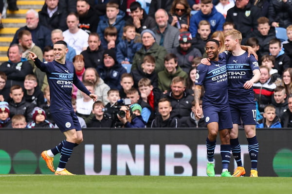 O Manchester City venceu o Burnley e reassumiu a ponta do Campeonato Inglês