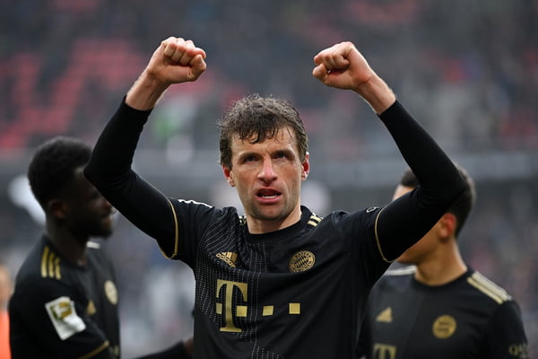 Thomas Muller comemora gol na goleada do Bayern de Munique por 4 x 1 sobre o Freiburg