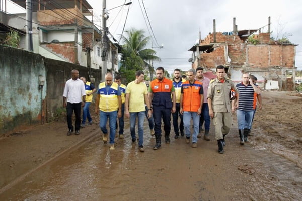governador claudio castro visita áreas afetadas por chuva na baixada fluminense