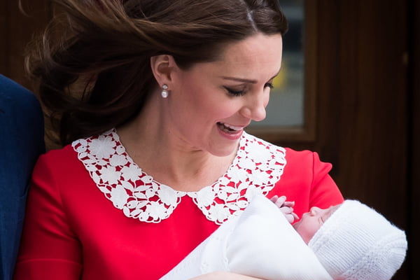 Foto colorida. Kate Middleton e príncipe Louis