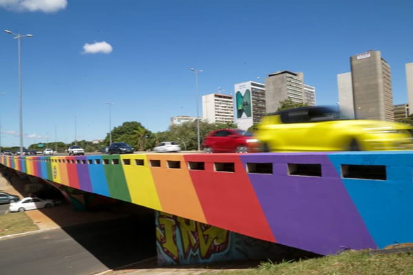 Pintura de arco-íris no viaduto da Galeria dos Estados com destaque para pista com carros passando- Metrópoles
