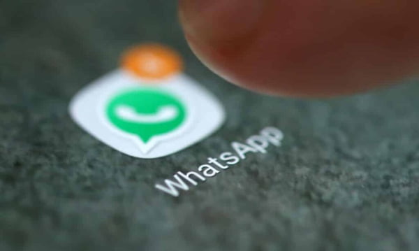 Detalhe de dedo clicando em aplicativo WhatsApp em aparelho digital - Metrópoles