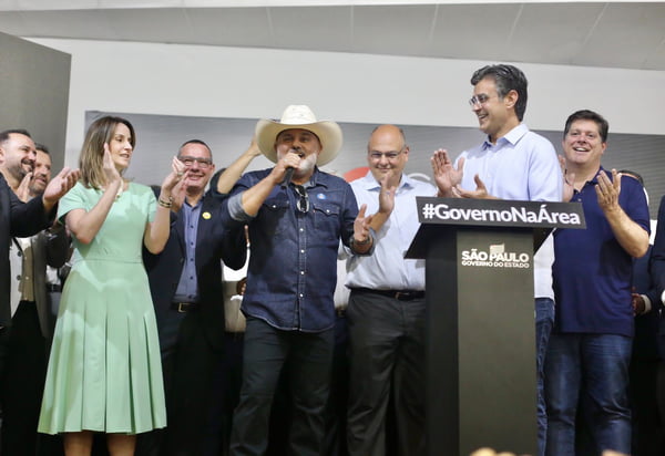 O governador de São Paulo, Rodrigo Garcia, participa de evento acompanhado da primeira-dama, Luciana Garcia, e do cantor sertanejo Rionegro