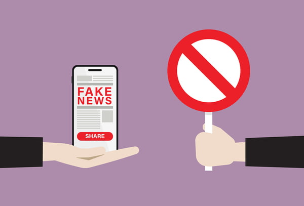 Ilustração de celular com mensagem de fake news- Metrópoles
