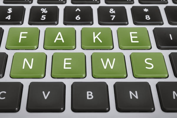 Ilustração de um teclado com teclas uma ao lado da outra formando o nome fake news