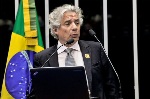 O economista Adriano José Pires Rodrigues, nome indicado para substituir Silva e Luna, discursa no plenário do Senado - Metrópoles