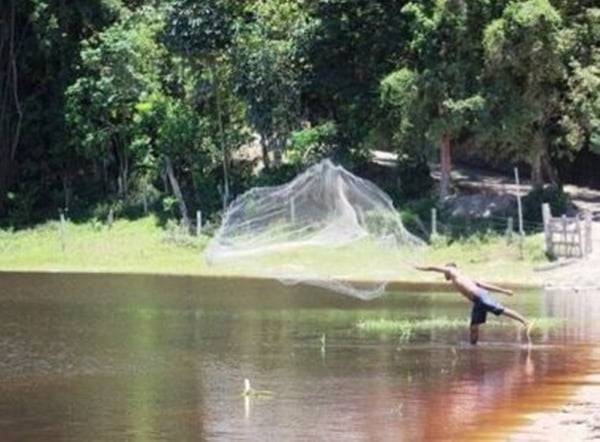 em área verde, home jogo rede de pesca dentro de rio
