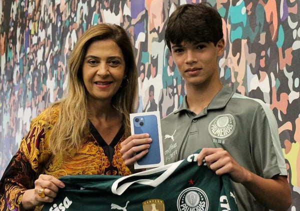 Leila Pereira presenteia jovem jogador do Palmeiras com celular