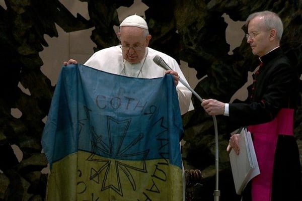 Papa Francisco mostra bandeira da Ucrânia vinda da cidade de Bucha