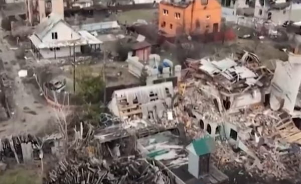 Em vista aérea é possível ver área residencial destruída após ataques russos na cidade de Moschun, Ucrânia - Metrópoles