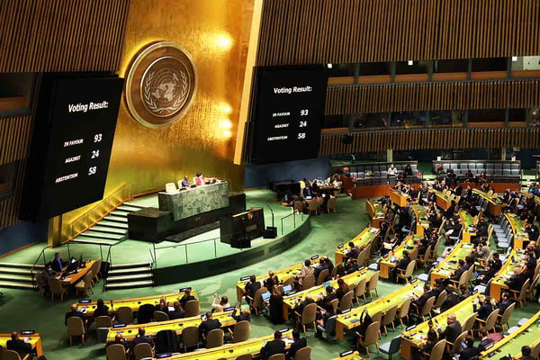 Assembleia Geral da ONU decide suspender a Rússia do Conselho de Direitos Humanos da organização. Na foto, uma vista ampla do salão de votação com representantes de diversos países Lula ONU - Metrópoles