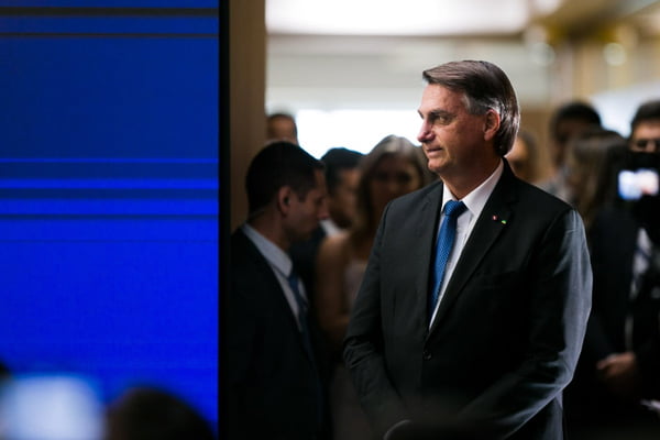 Presidente Bolsonaro participa do lançamento do programa do Banco do Brasil, Antecipa Frete. Ele olha para o lado e é possivel ver pessoas o acompanhando atrás - Metrópoles