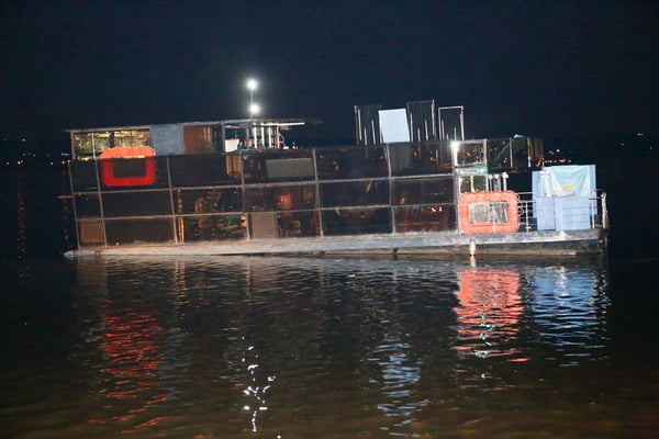 Barco com cerca de 80 pessoas encalha e quase afunda no Lago Paranoá