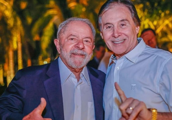 O ex-presidente e pré-candidato Lula posa para foto ao lado do ex-senador Eunício Oliveira, Ambos usam roupas sociais e sorriem - Metrópoles