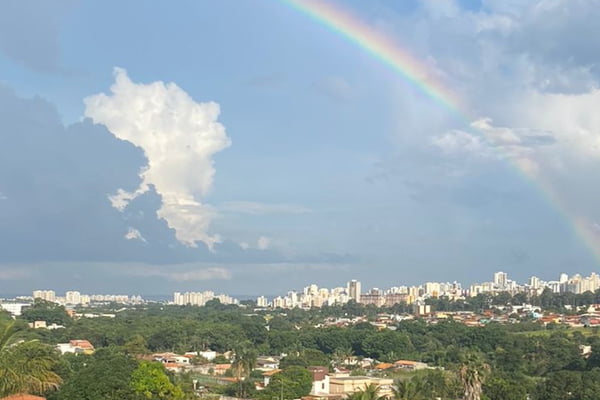 Imagem mostra céu de Brasília com arco-íris e nuvem-Metrópoles