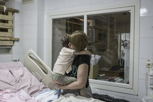 Criança que sobreviveram ao ataque com mísseis na estação de Kramatorsk na Ucrânia