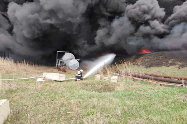 bombardeio refinaria petróleo lisichansk ucrânia