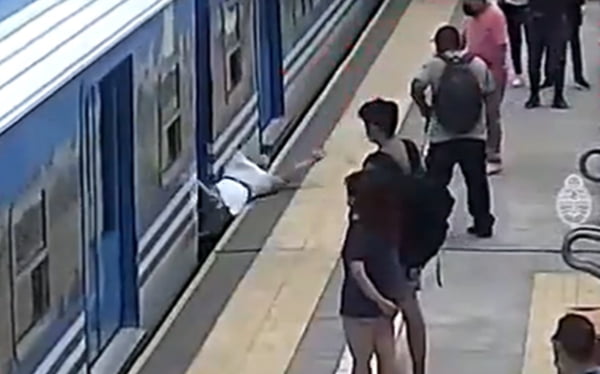 foto que registra o momento em que uma menina cai nos trilhos do metrô na Argentina