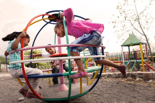 Crianças brincando em parque de diversões