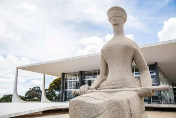 fachada do prédio do STF em Brasília com destaque para a escultura que representa a Justiça