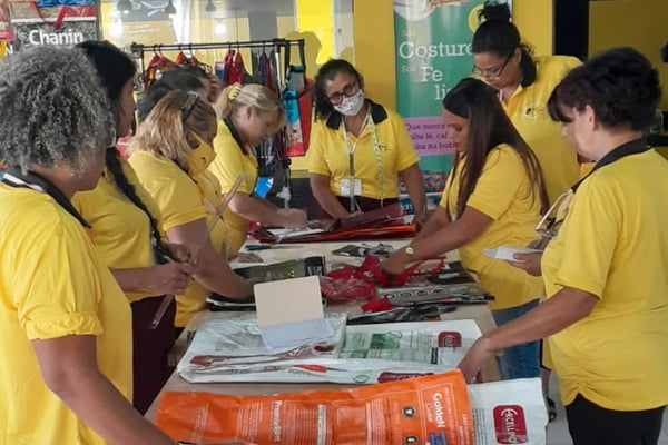 ONG do DF transforma sacos de ração em bolsas recicláveis para venda