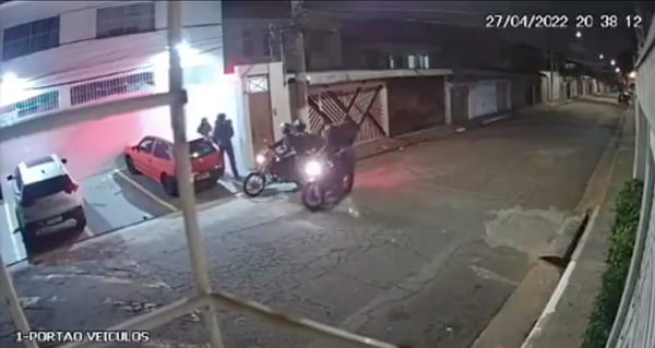 Dois assaltantes que estavam nas garupas das motos que cercaram a mulher usavam bolsas de aplicativos de entrega