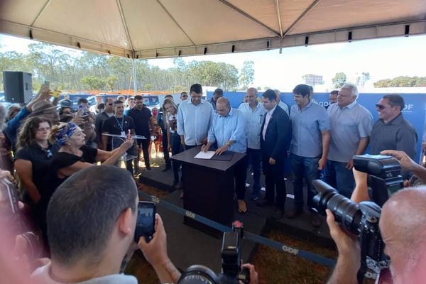 Ibaneis Rocha assina ordem de serviço para a construção da nova 35ª DP, em Sobradinho. Metrópoles