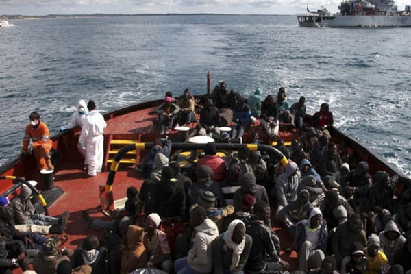 embarcação repleta de refugiados