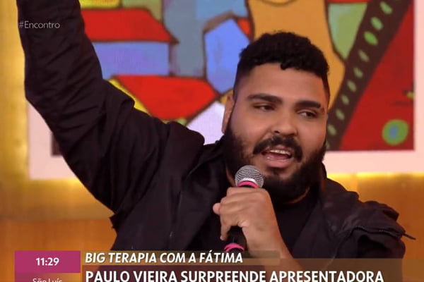 O humorista Paulo Vieira gesticula e fala ao microfone durante o programa da Globo "Encontro com Fátima Bernardes" - Metrópoles