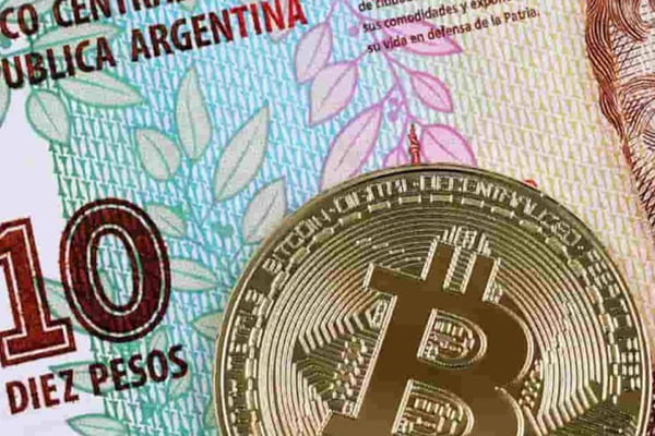 ilustração de um peso argentino e uma moeda de bitcoin