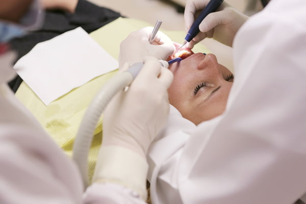 Pessoa recebe atendimento de dentista em consultório