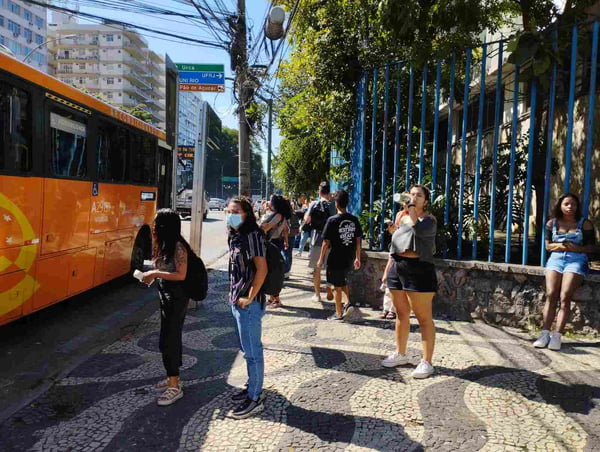 Estudantes aguardam o ônibus passar em parada próxima à UFRJ - Metrópoles