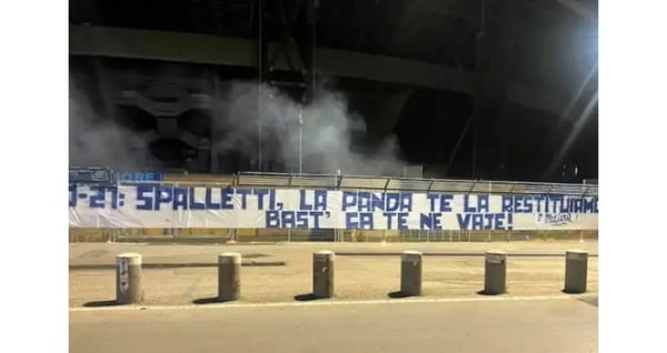 Torcida do Napoli protesta com faixa no estádio Diego Maradona
