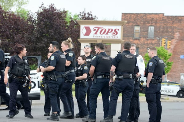 Imagem colorida mostra pliciais em frente ao supermercado Tops, em Buffalo, Nova York, após ataque em massa - Metrópoles