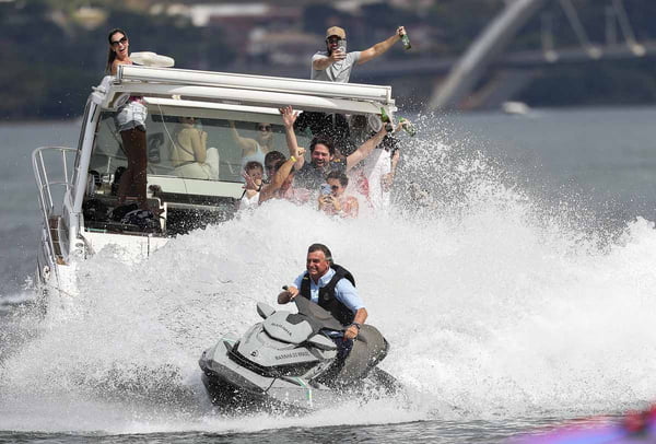 Bolsonaro passeia de jet ski em Brasília -- Métropoles