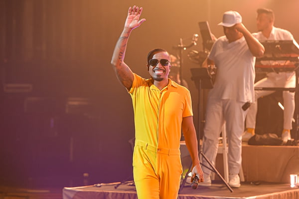 Homem negro com roupa almarela