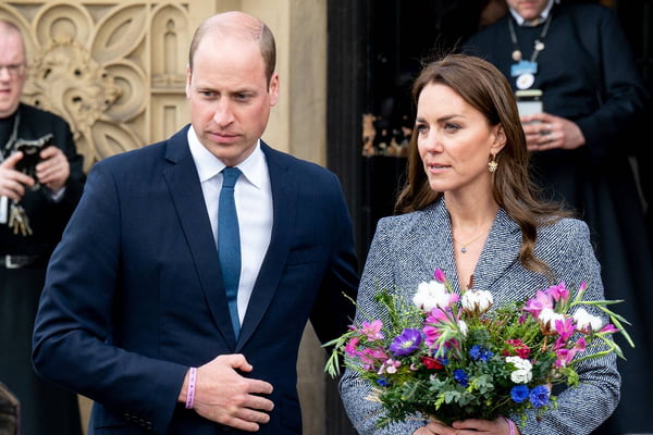 Foto colorida. Príncipe William e Kate Middleton lado a lado