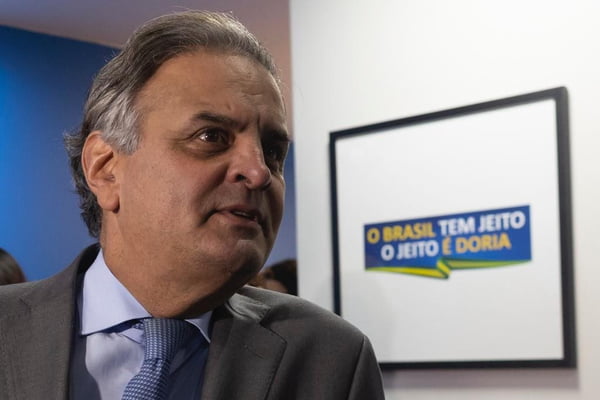 Aecio Neves na reunião da executiva do partido