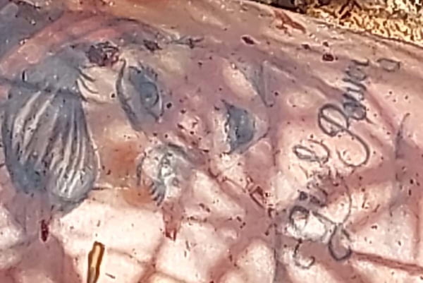 Tatuagem de um rosto em corpo de mulher carbonizado