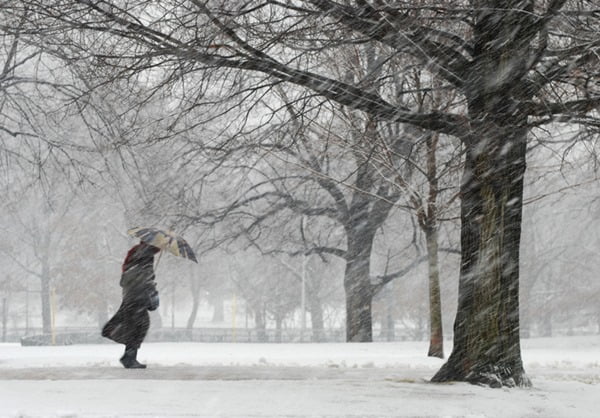 Pessoa caminhando em uma nevasca - Metrópoles