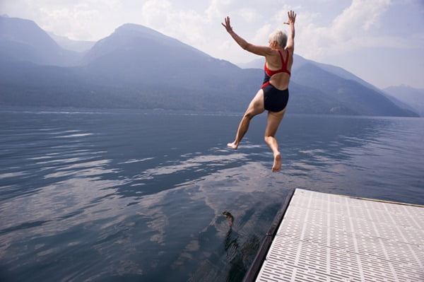 Pessoa usando maiô pulando em um lago - Metrópoles