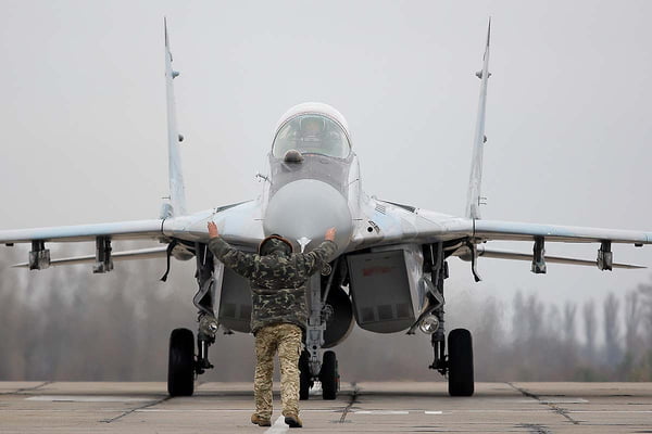 Sessão de treinamento da Força Aérea Ucraniana em uma base aérea militar na vila de Vasylkiv
