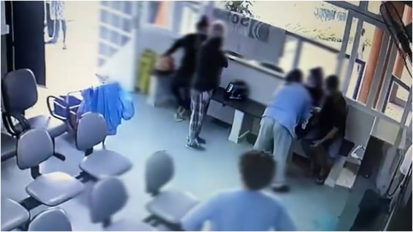 print de um vídeo que mostra uma mulher parindo na recepção de uma maternidade em BH