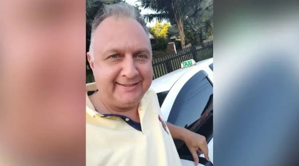 Selfie de taxista que encontrou carteira com cinco mil reais no interior de seu carro e mobilizou internet pra devolver, em Goiás. Ele é branco, tem cabelo grisalho e curto e olhos verdes - Metrópoles