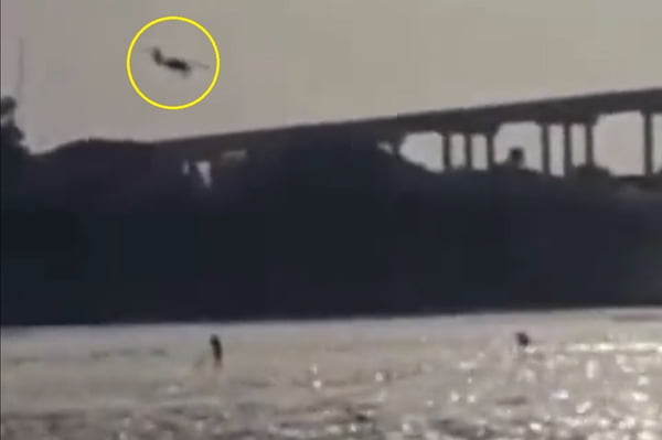 print de um vídeo em que um avião voa por baixo de uma ponte na Argentina