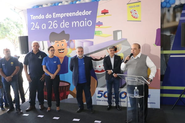 Ibaneis discursa em evento da Tenda do Empreendedor ao lado de outras autoridades do governo - Metrópoles
