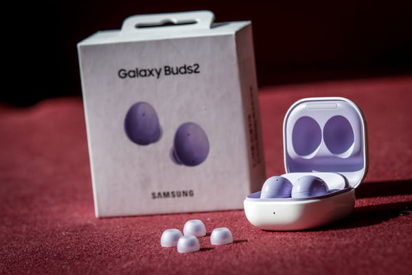 Caixa do fone Galaxy Buds2, da Samsung ao lado do aparelho e borrachas auriculares extras - Metrópoles