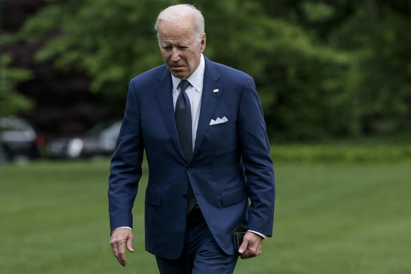 presidente dos EUA, Joe Biden, caminha no gramado sul da Casa Branca depois de retornar de sua primeira viagem à Ásia
