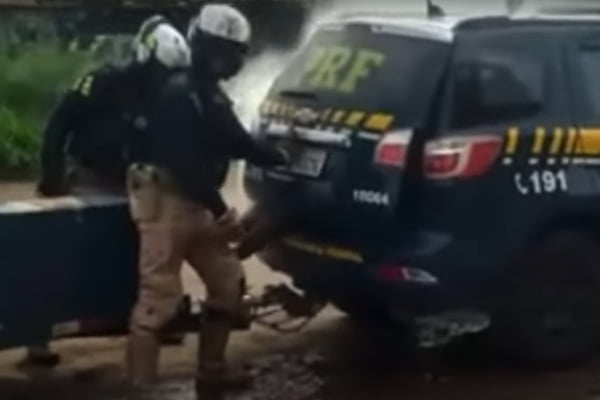 Policiais rodoviários federais colocam homem dentro de "câmara de gás" em viatura em Sergipe
